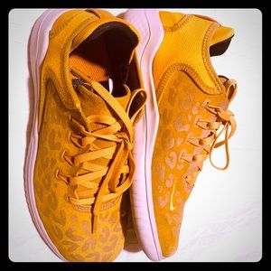 Nike Women’s RN 2018 wild suede yellow/grey sz 6
